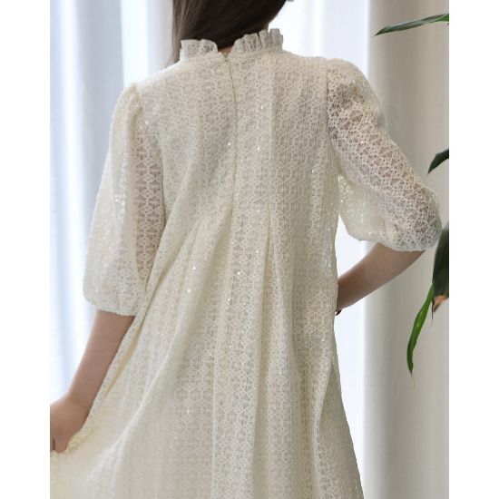 صورة فستان بناتي أوف وايت قماش شبك مطرز بزهور بارزة | تصميم كشكشة وطبقات كلوش - kj2106